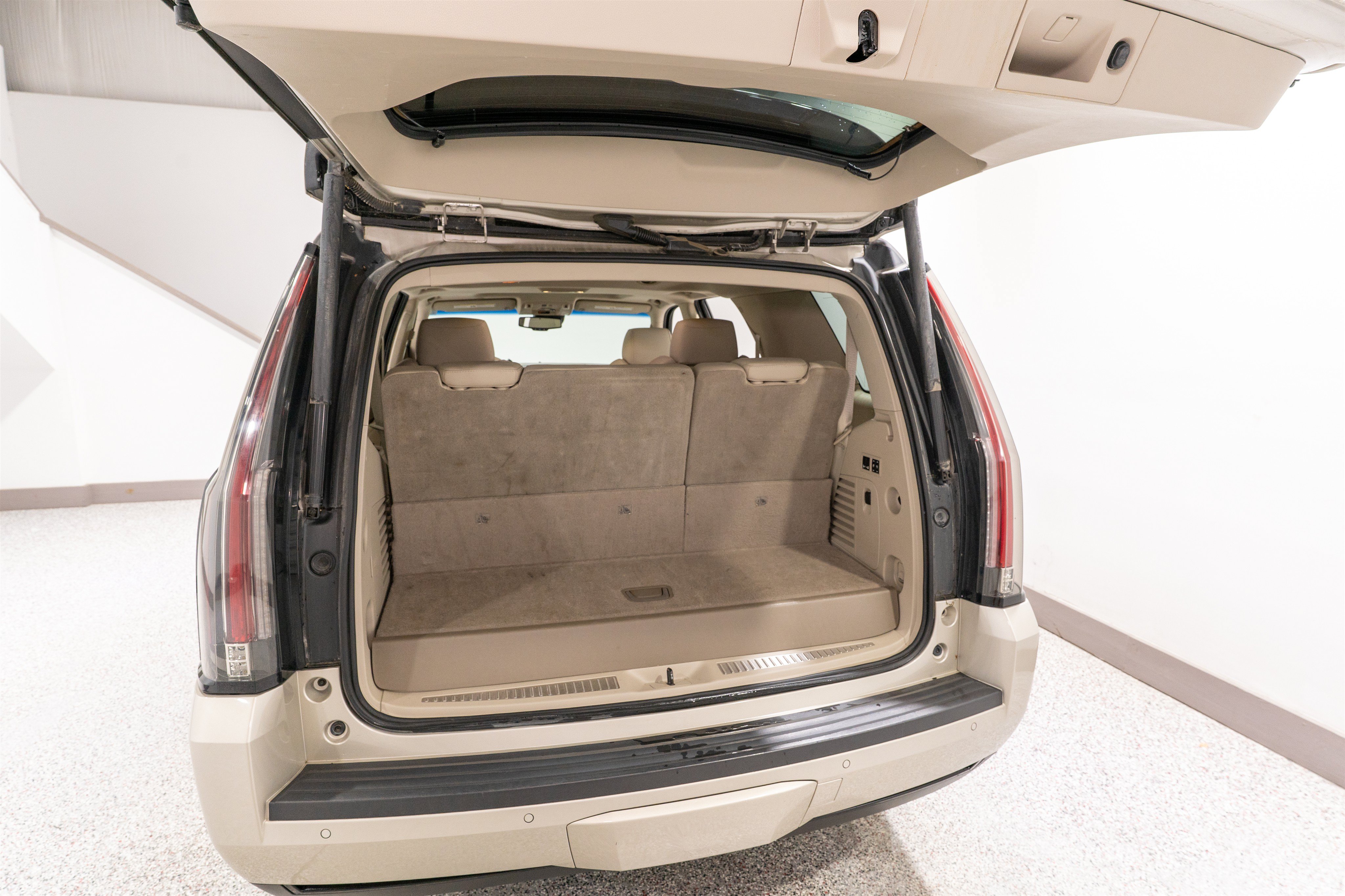 Used 2016 Cadillac Escalade Luxury RWD image 34