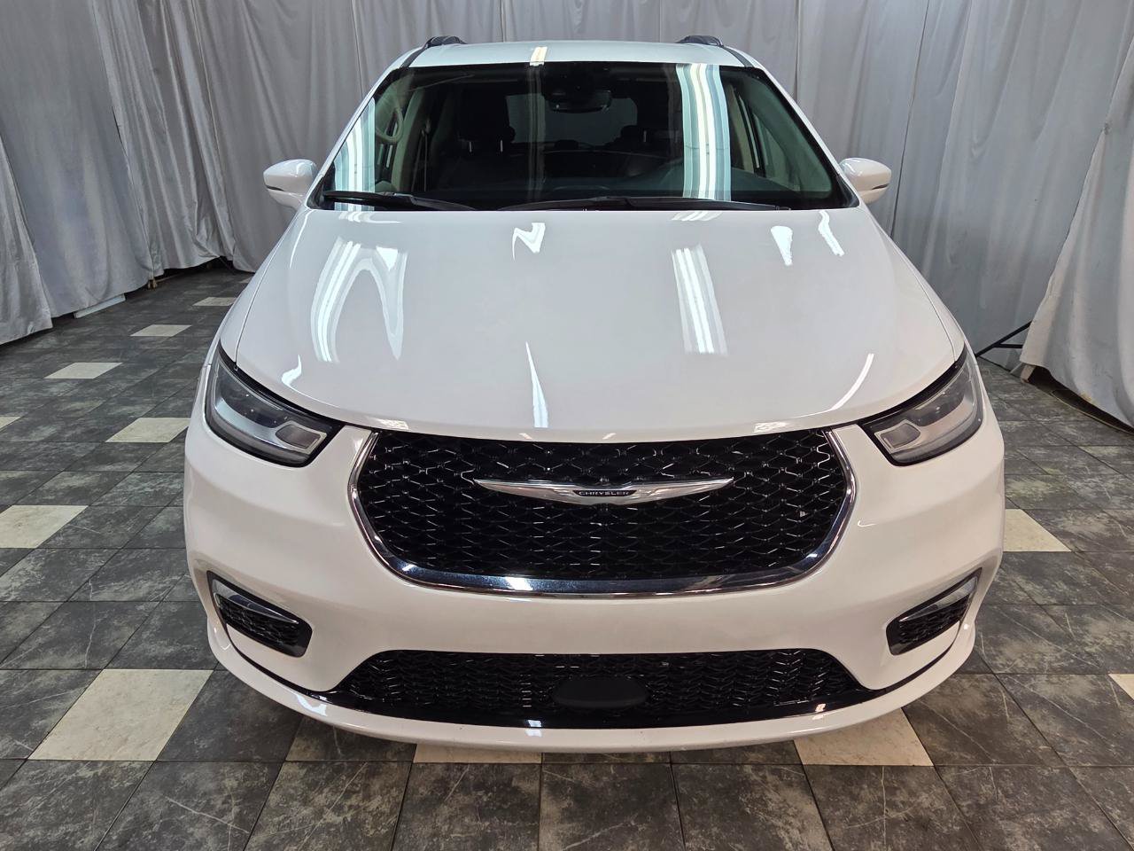 Used 2022 Chrysler Pacifica Touring-L FWD image 3