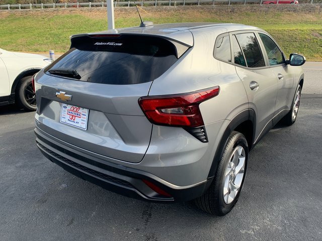 Used 2024 Chevrolet Trax LS w/ LS Convenience Package image 4