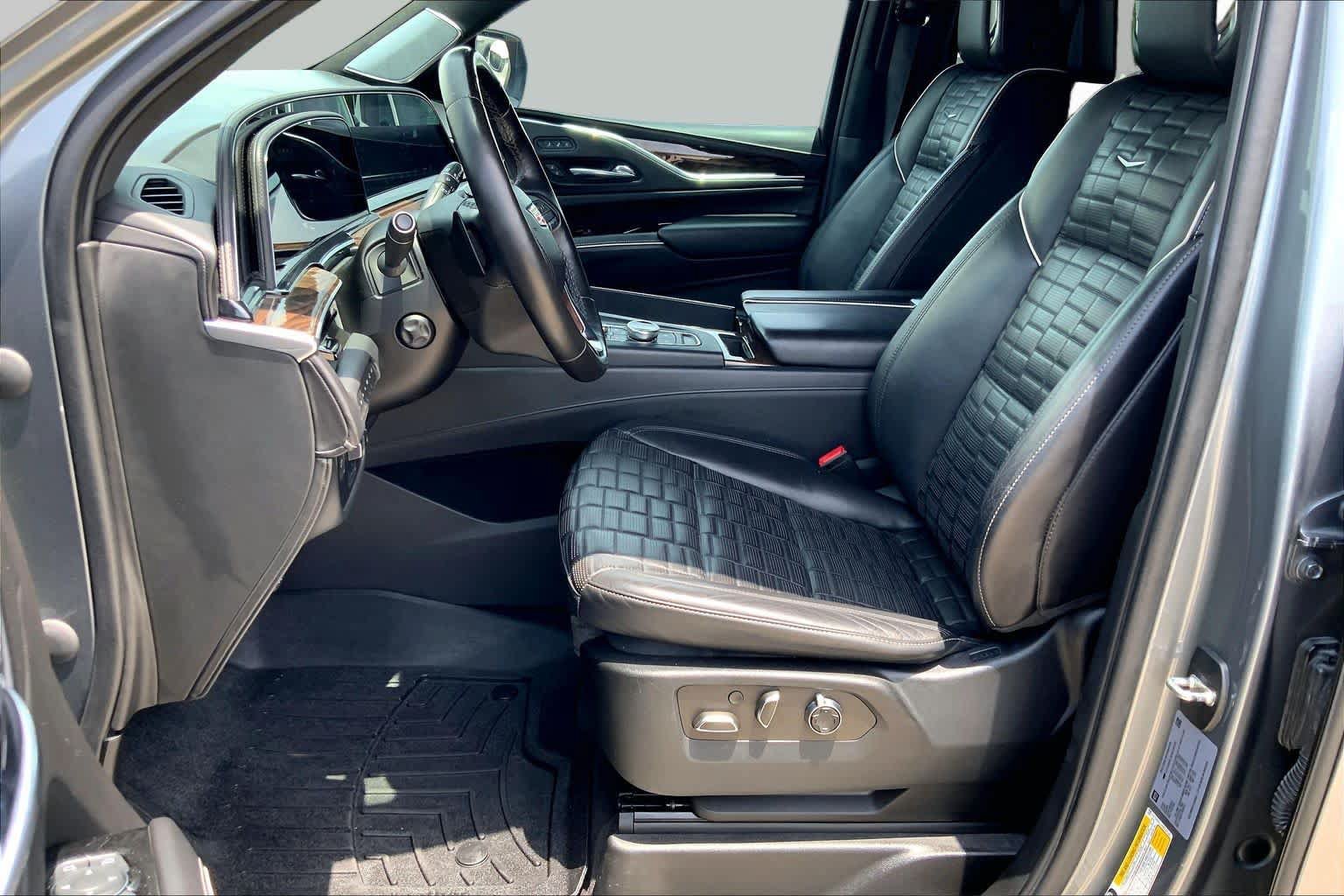 Used 2022 Cadillac Escalade Premium Luxury Platinum w/ Heavy-Duty Trailer Package AWD/4WD image 8
