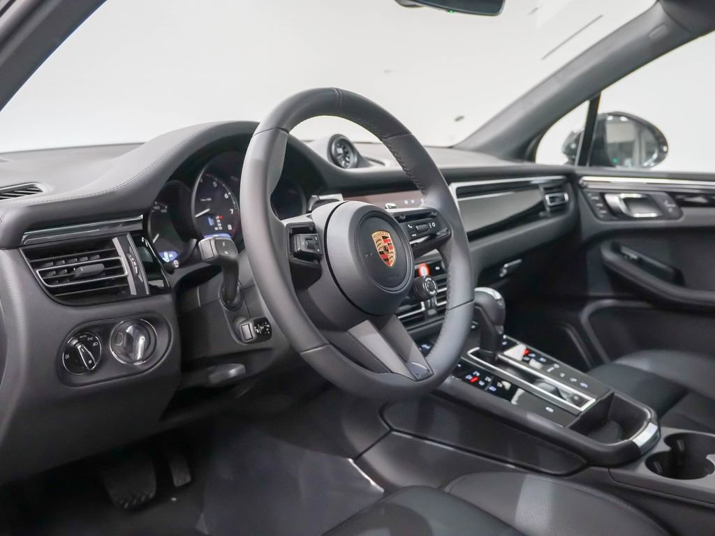 Used 2026 Porsche Macan AWD/4WD image 4