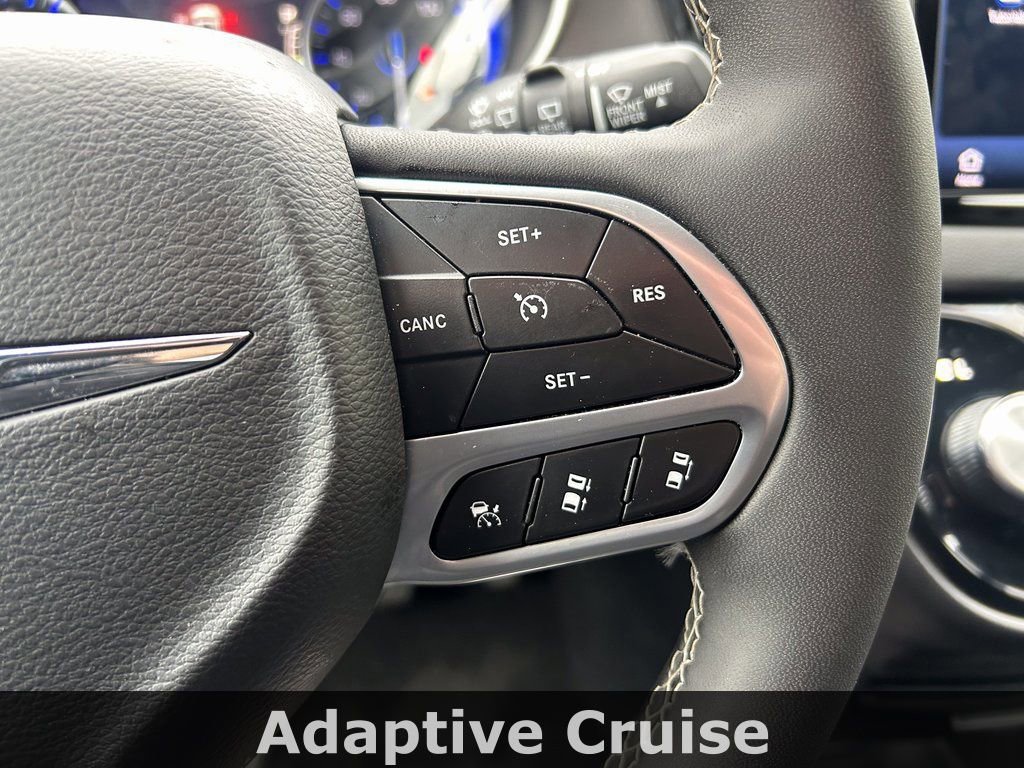 Used 2025 Chrysler Pacifica Select image 29