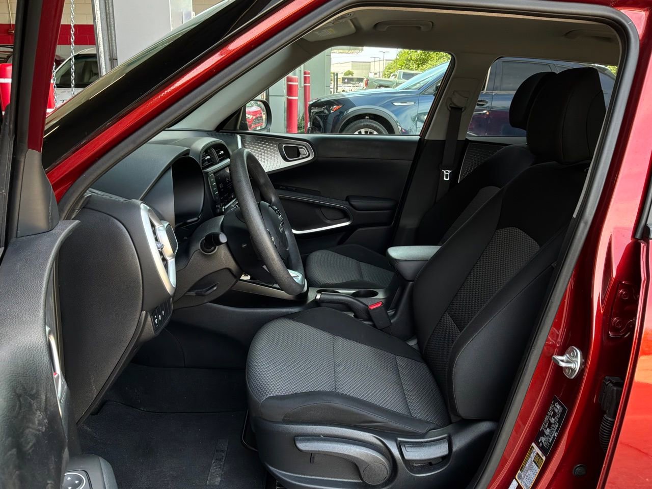 Used 2025 Kia Soul LX w/ LX Technology Package FWD image 11