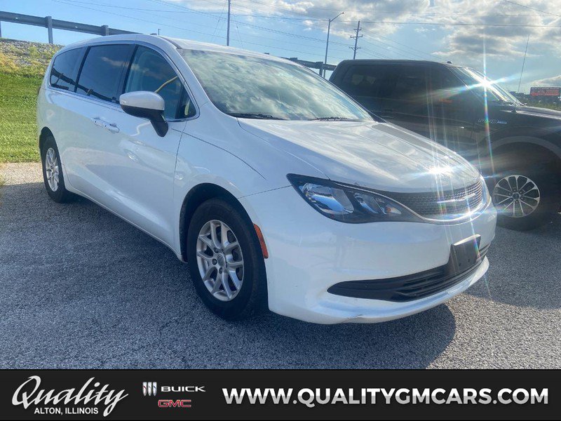 Used 2017 Chrysler Pacifica Touring FWD image 1