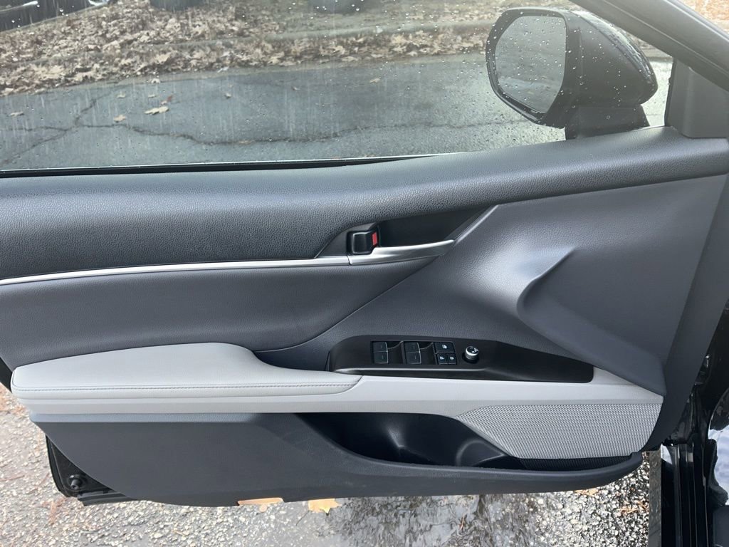 Used 2021 Toyota Camry XLE image 14