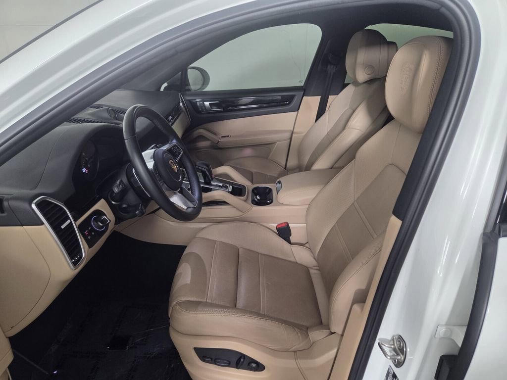 Used 2023 Porsche Cayenne Platinum Edition image 11