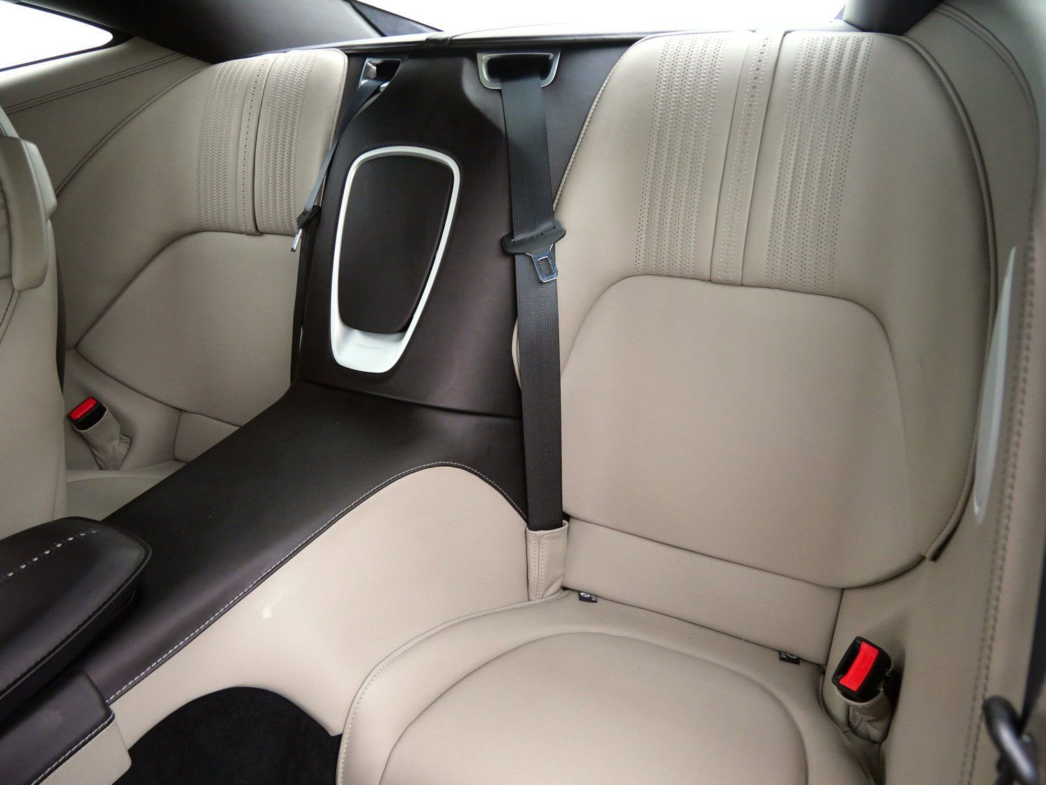 Used 2023 Aston Martin DB11 Coupe image 23