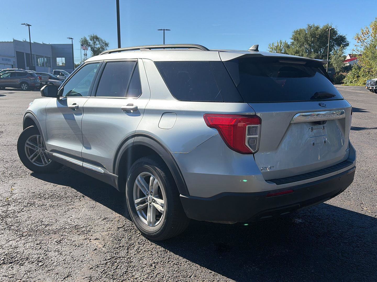 Used 2023 Ford Explorer XLT AWD/4WD image 3