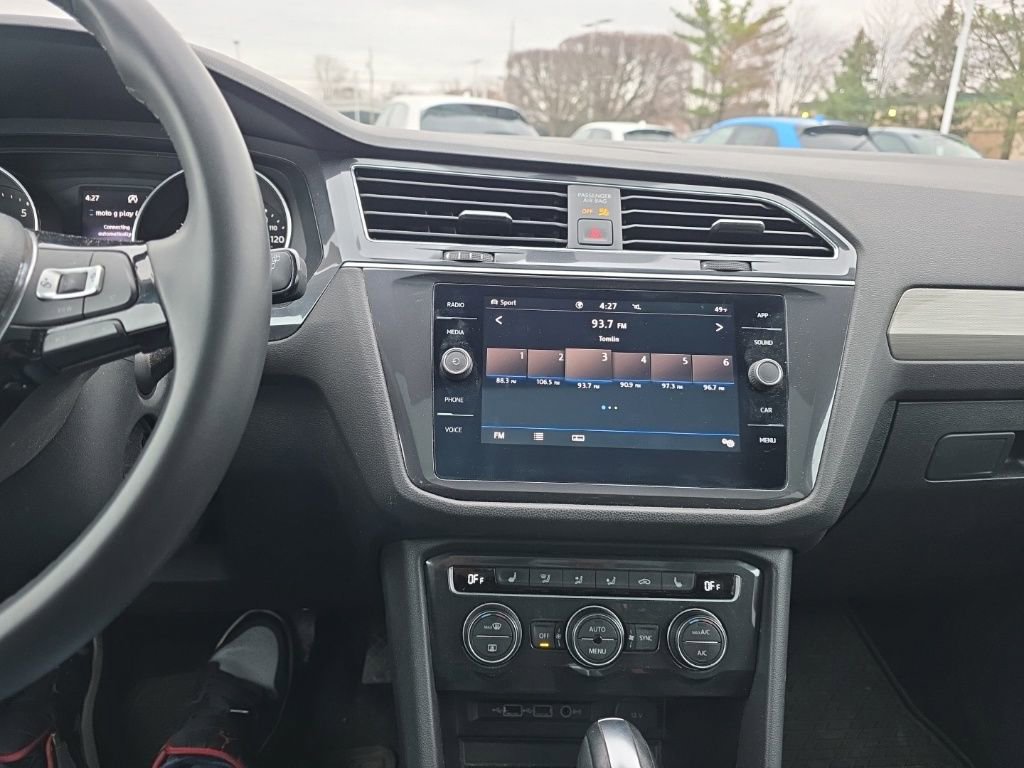 Used 2020 Volkswagen Tiguan SE w/ Panoramic Sunroof Package image 23
