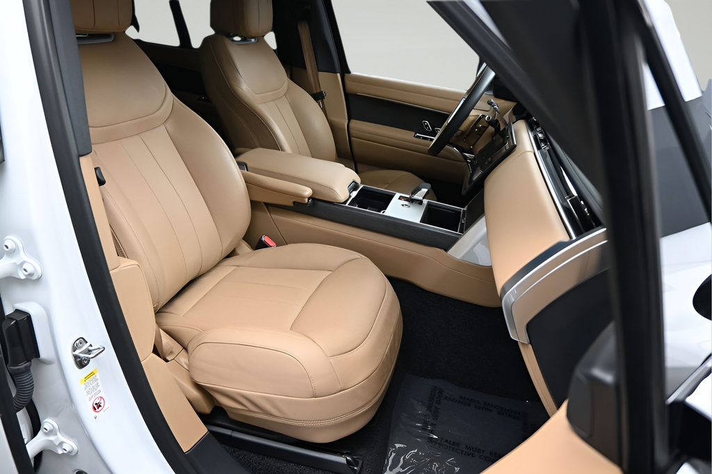 Used 2025 Land Rover Range Rover SE AWD/4WD image 9