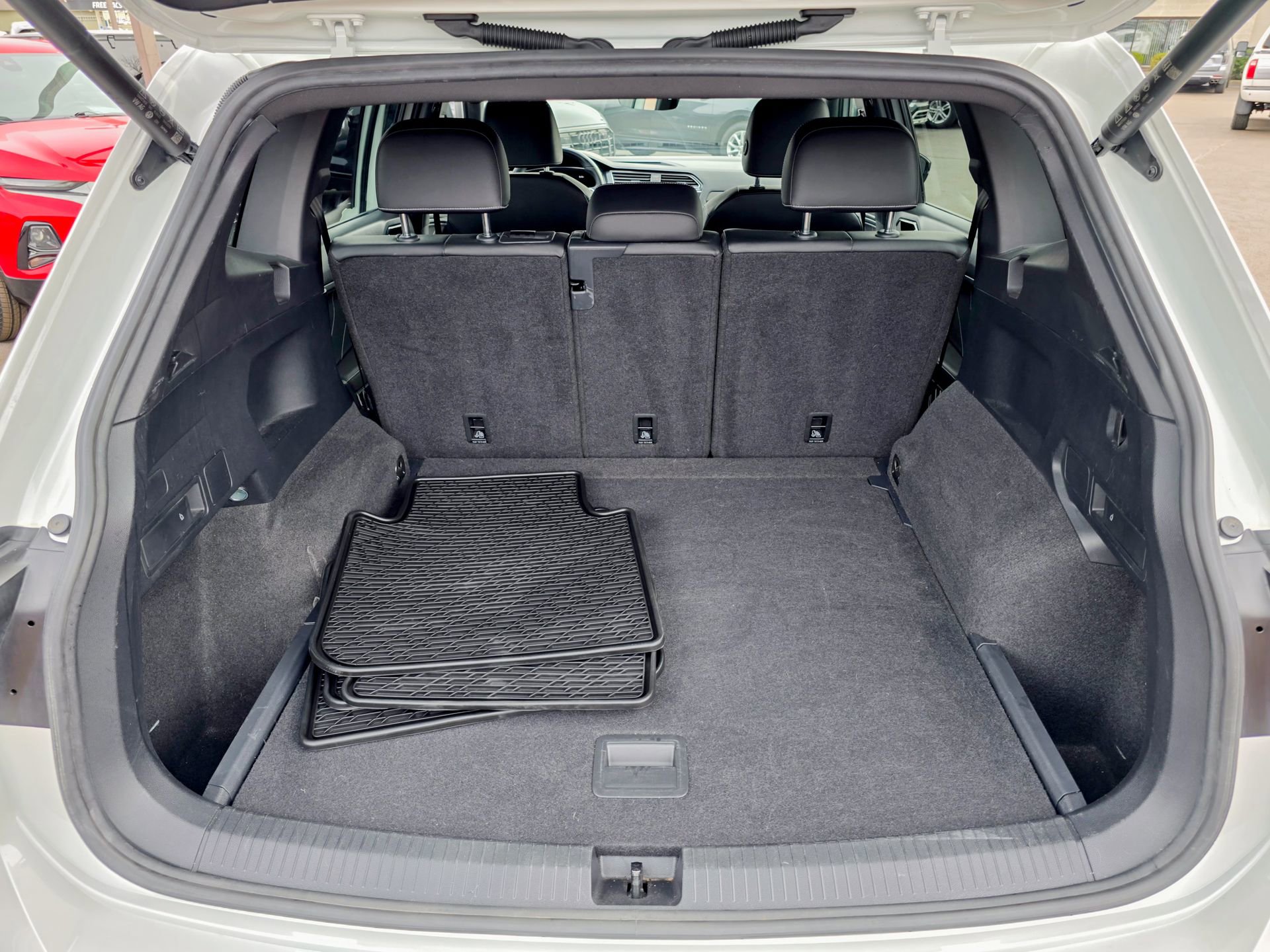 Used 2022 Volkswagen Tiguan SE R-Line image 35