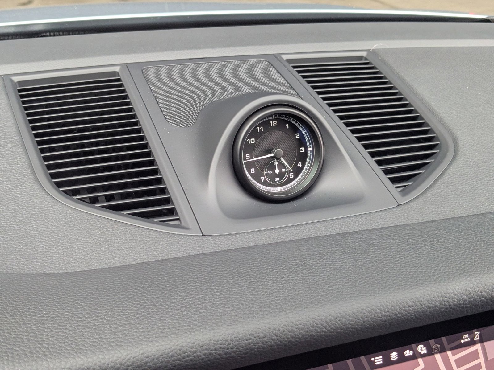 Used 2025 Porsche Macan image 22