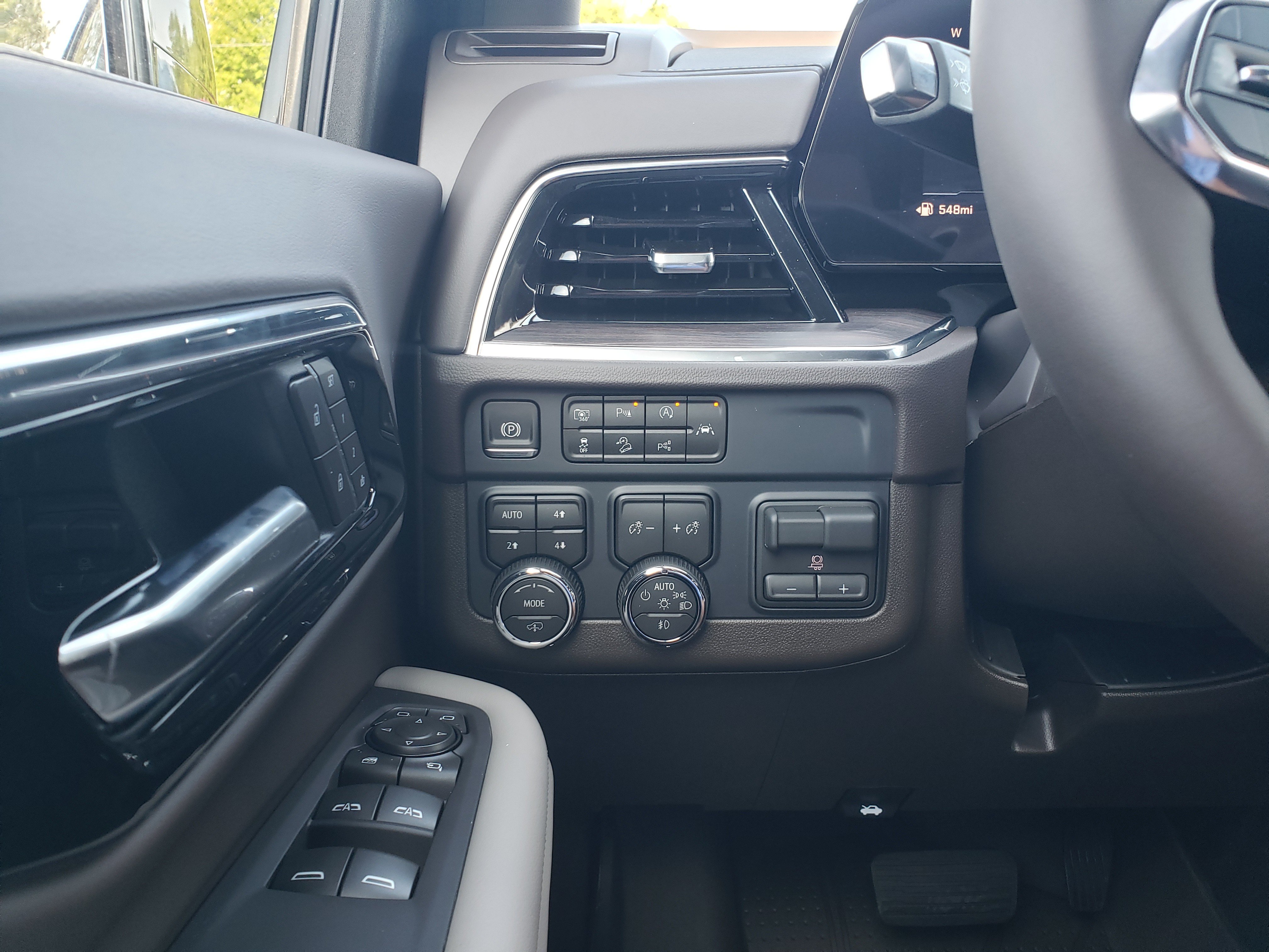 New 2026 Chevrolet Suburban Z71 w/ Z71 Off-Road Package AWD/4WD image 16