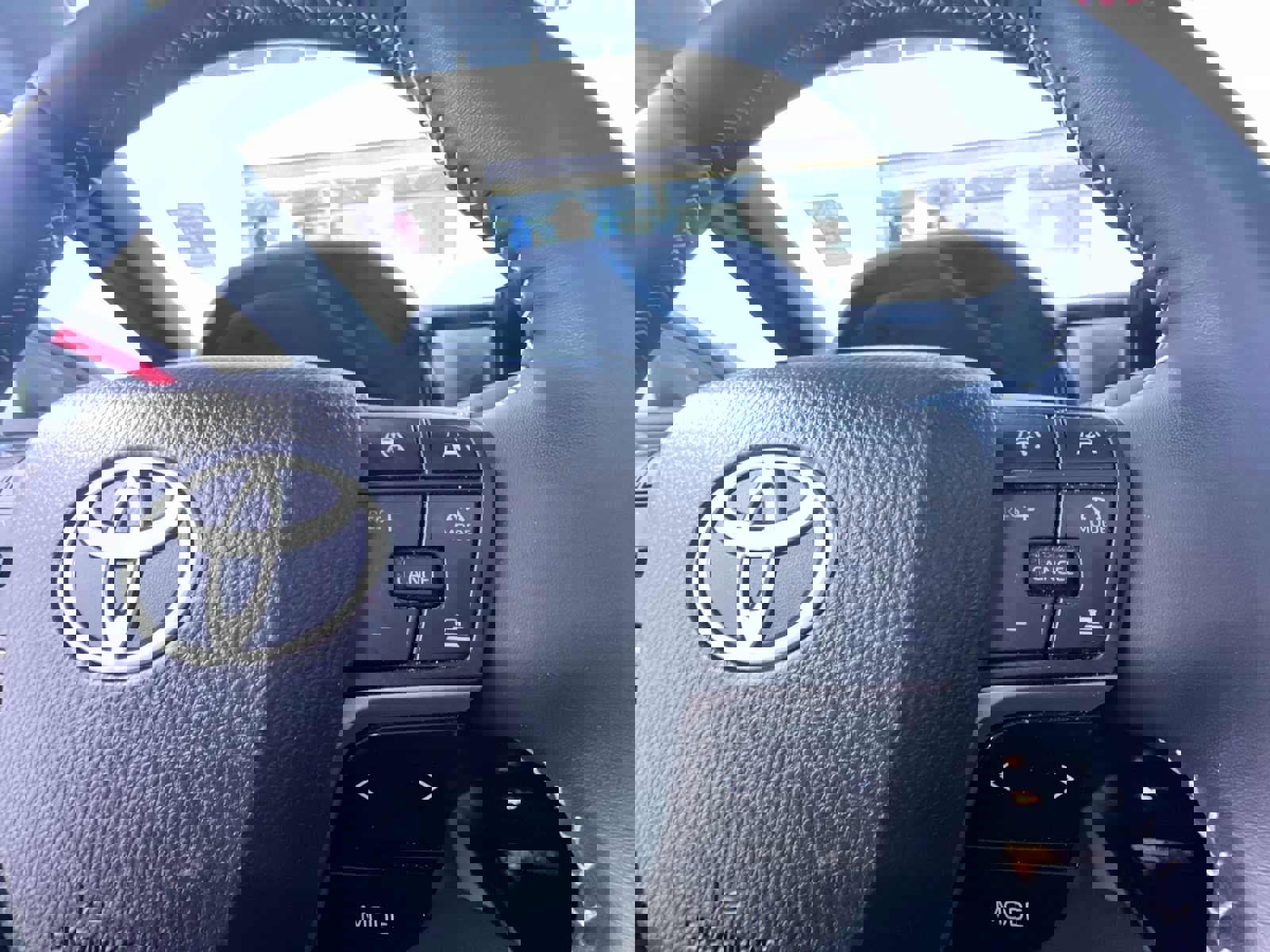 Used 2025 Toyota Camry SE w/ Convenience Package FWD image 13