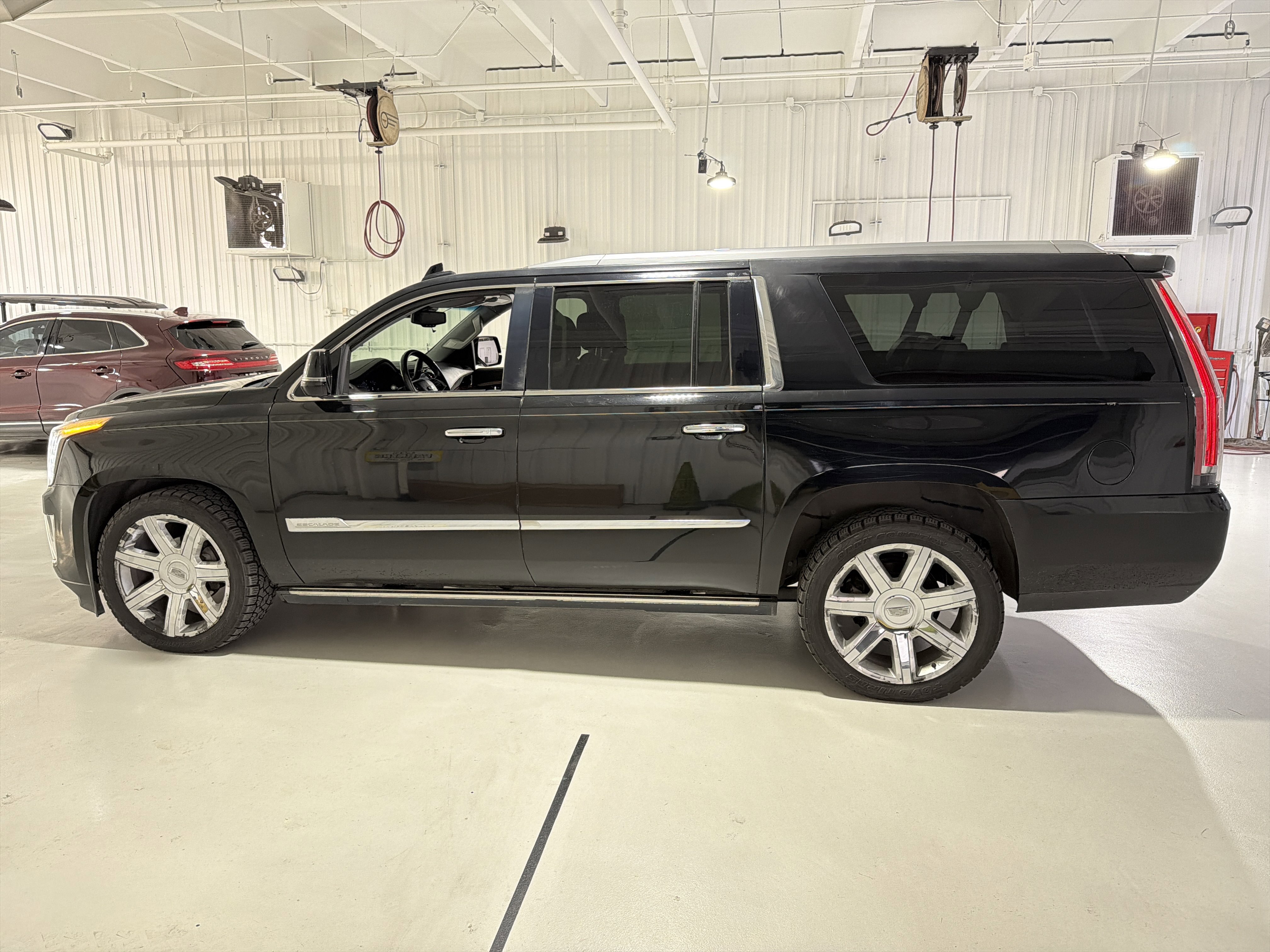 Used 2016 Cadillac Escalade ESV Premium AWD/4WD image 2