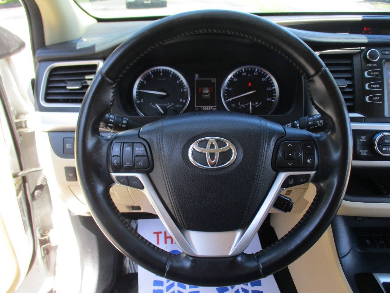 Used 2017 Toyota Highlander XLE FWD image 12