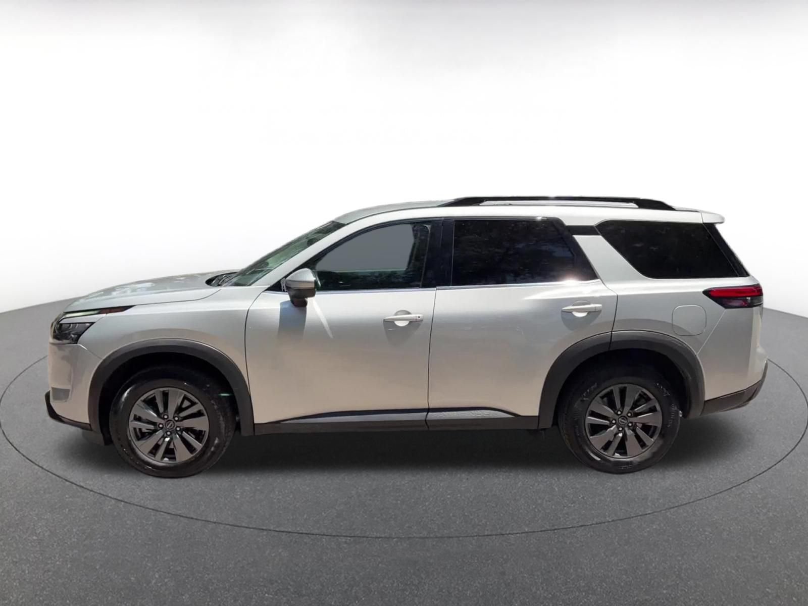 Used 2025 Nissan Pathfinder SV FWD image 9