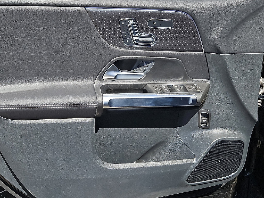 Used 2025 Mercedes-Benz GLB 250 image 18
