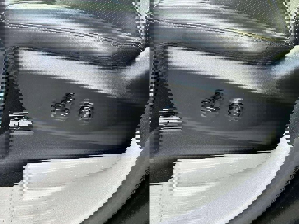 Used 2023 Chrysler Pacifica Touring-L image 19