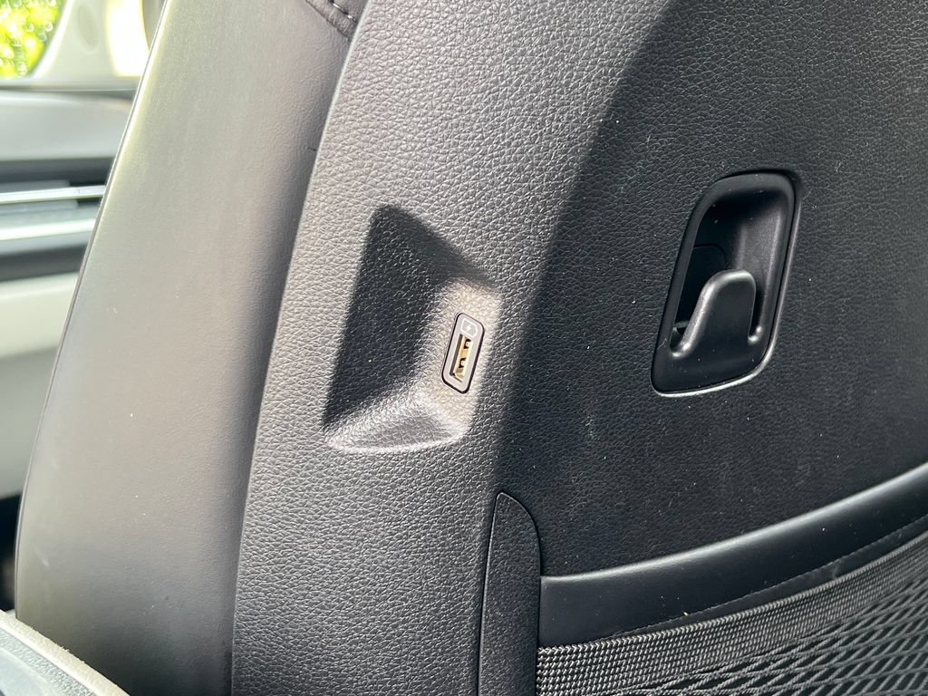 Used 2023 Kia Carnival LX FWD image 15