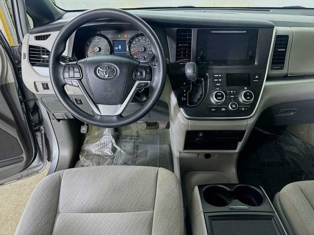 Used 2017 Toyota Sienna LE image 17