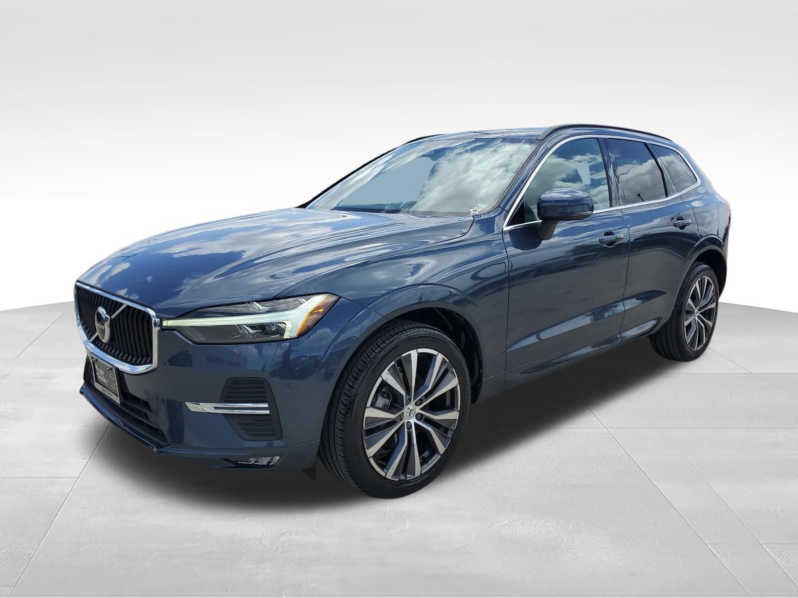 Used 2022 Volvo XC60 B5 Momentum w/ Protection Package Premier FWD image 1