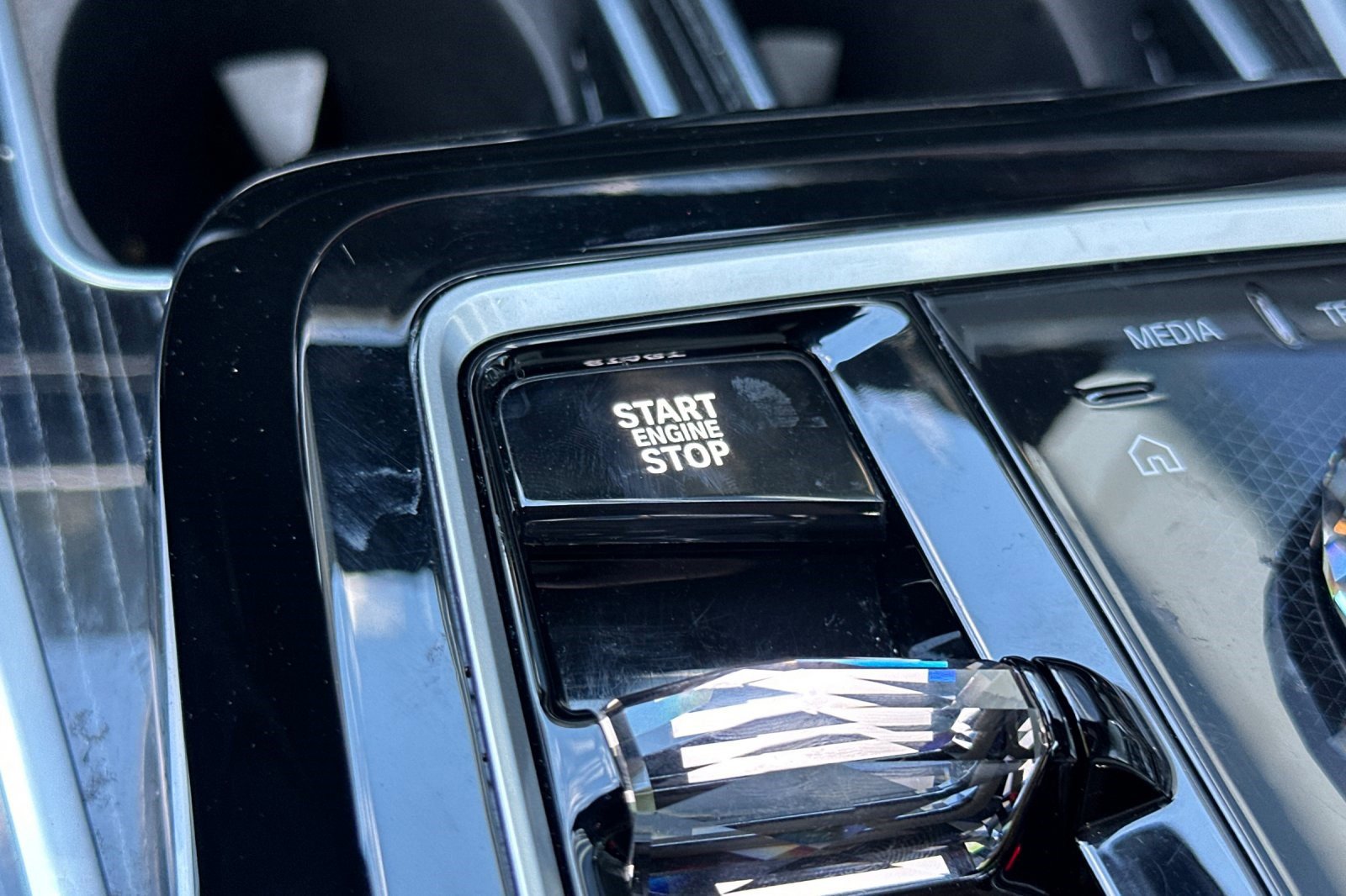 Certified 2025 BMW 740i w/ Premium Package image 28