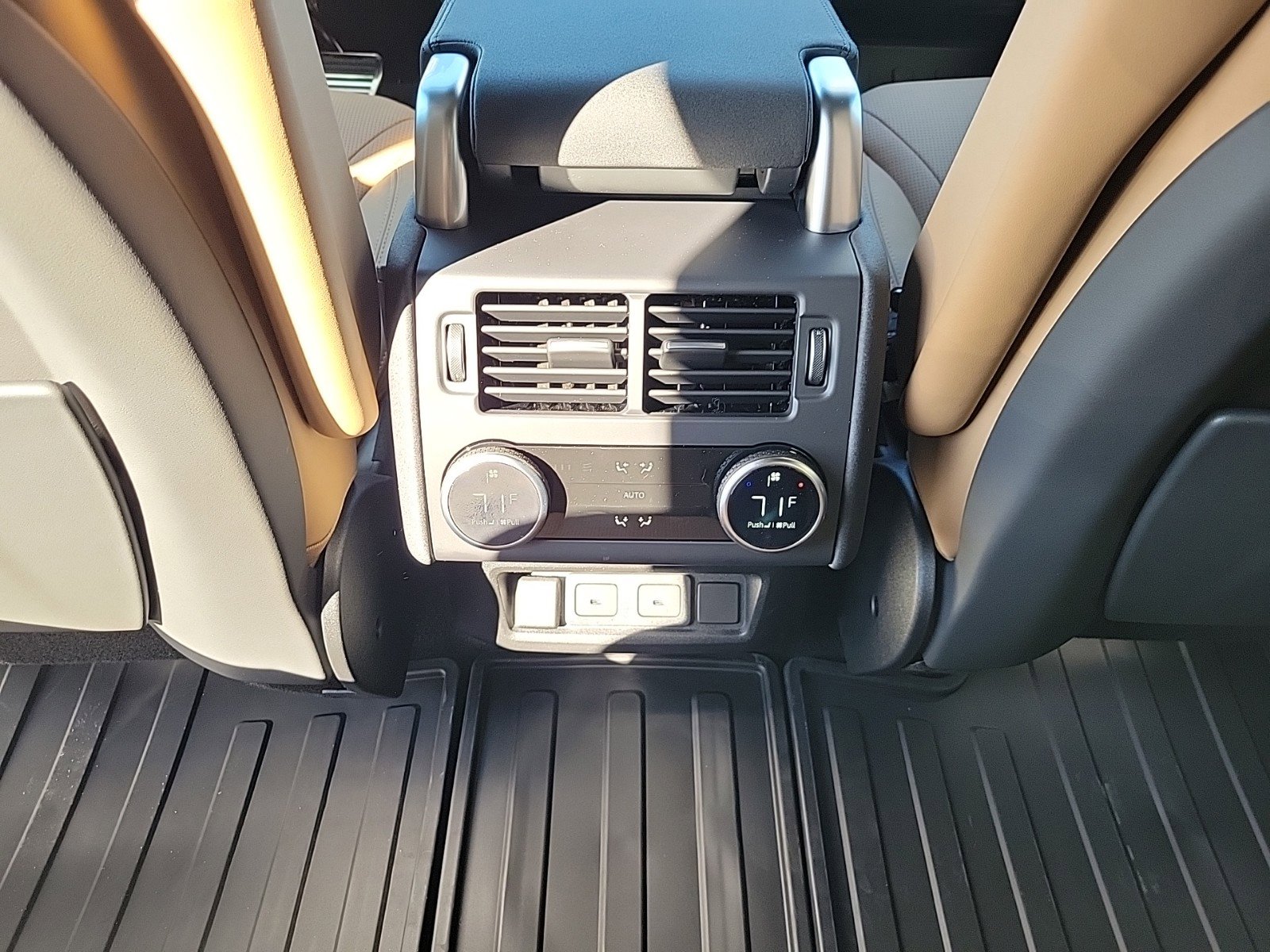 Certified 2025 Land Rover Discovery Dynamic SE AWD/4WD image 20