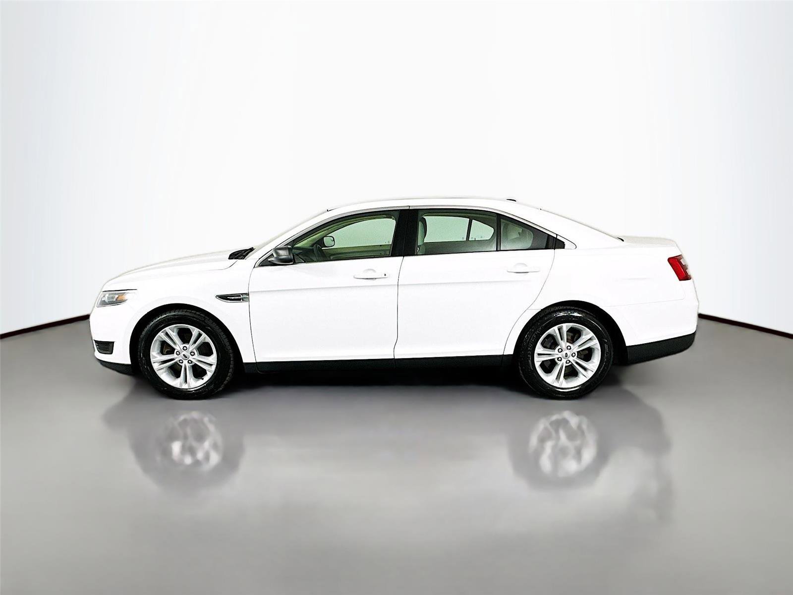 Used 2018 Ford Taurus SE FWD image 8