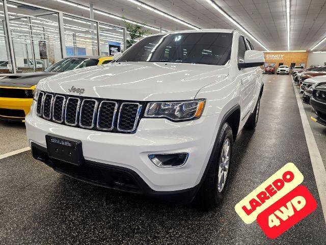 Used 2020 Jeep Grand Cherokee Laredo image 1