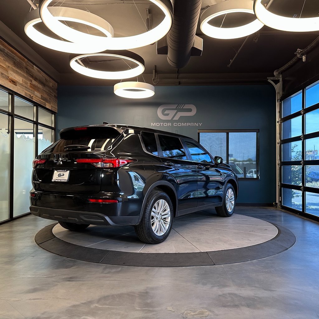 Used 2023 Mitsubishi Outlander ES image 3