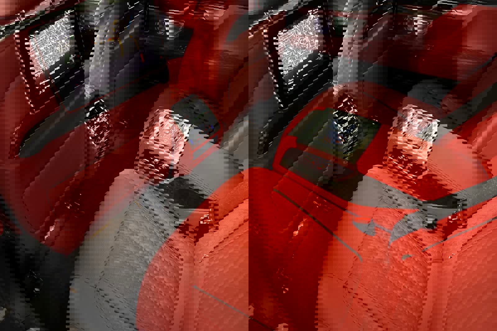 Used 2021 BMW ALPINA B7 xDrive w/ Luxury Rear Seating Package image 4