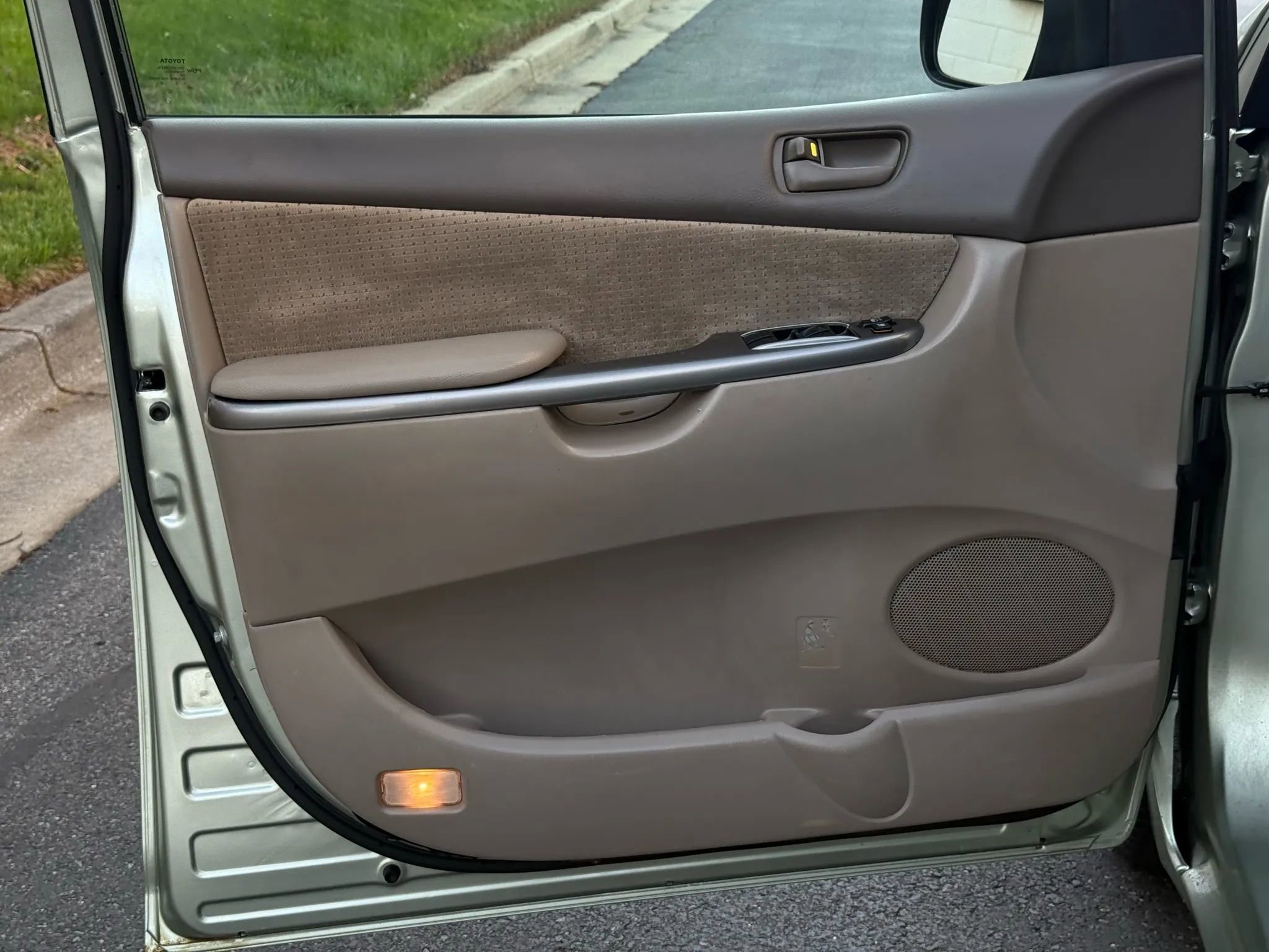 Used 2010 Toyota Sienna LE image 18