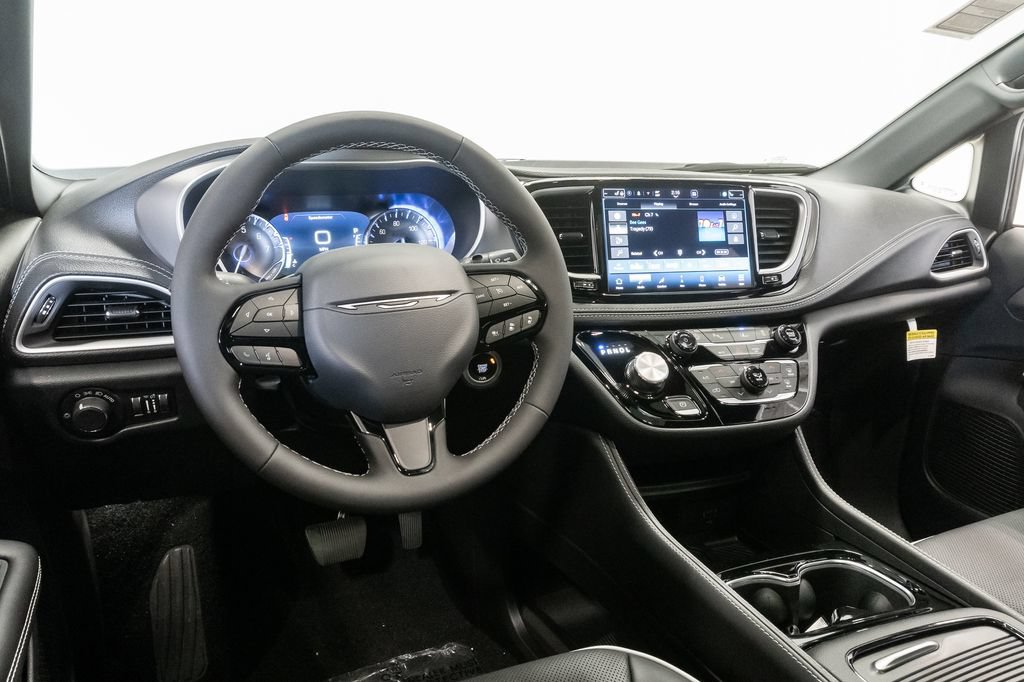 New 2027 Chrysler Pacifica Limited FWD image 7