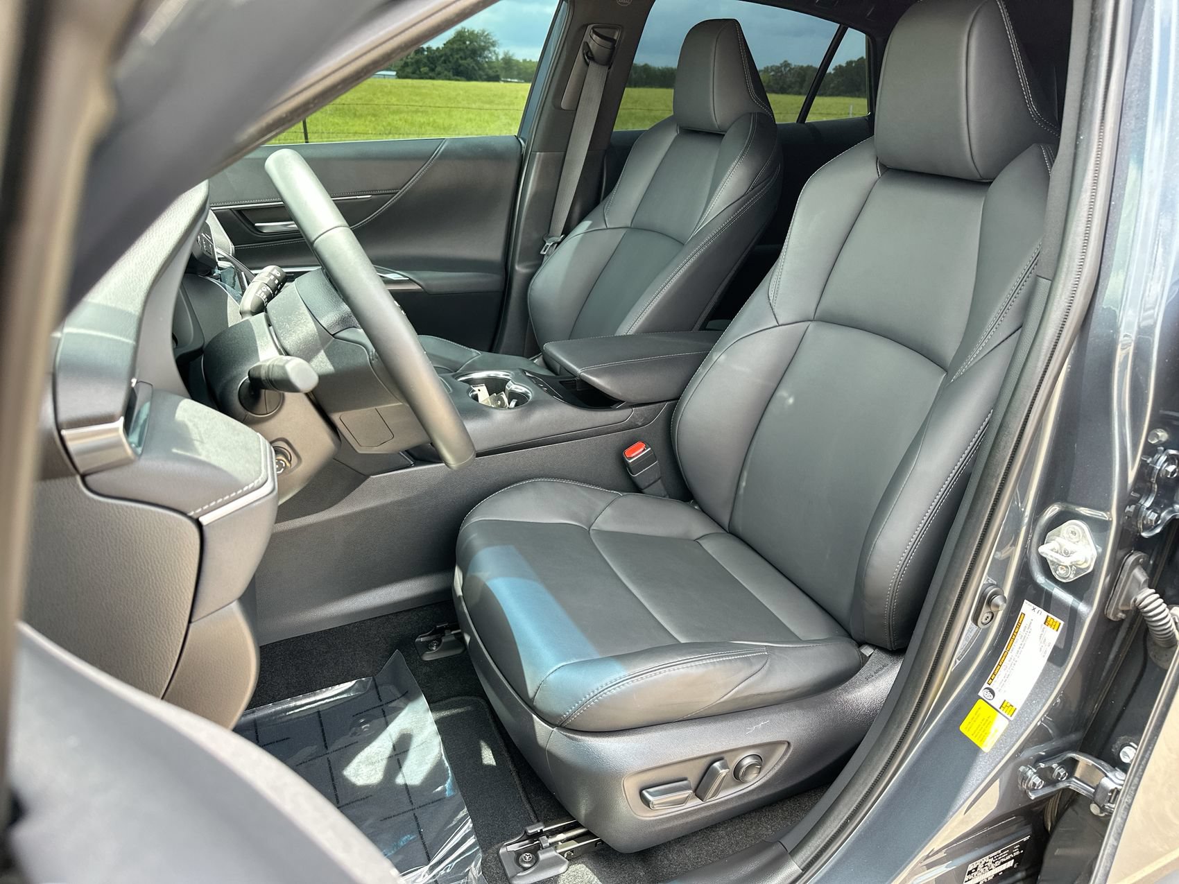 Used 2024 Toyota Venza XLE AWD/4WD image 11