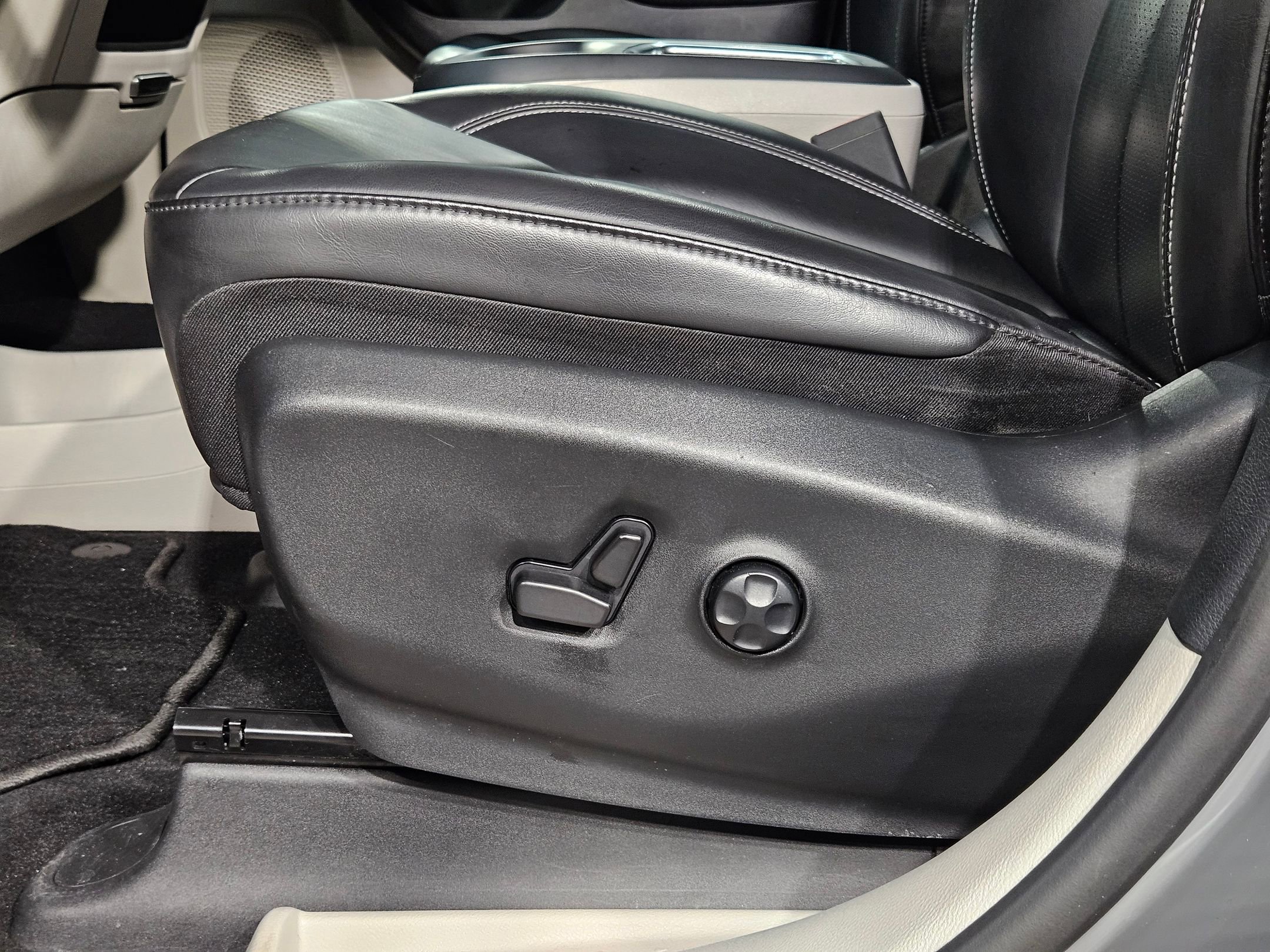Used 2023 Chrysler Pacifica Touring-L FWD image 23