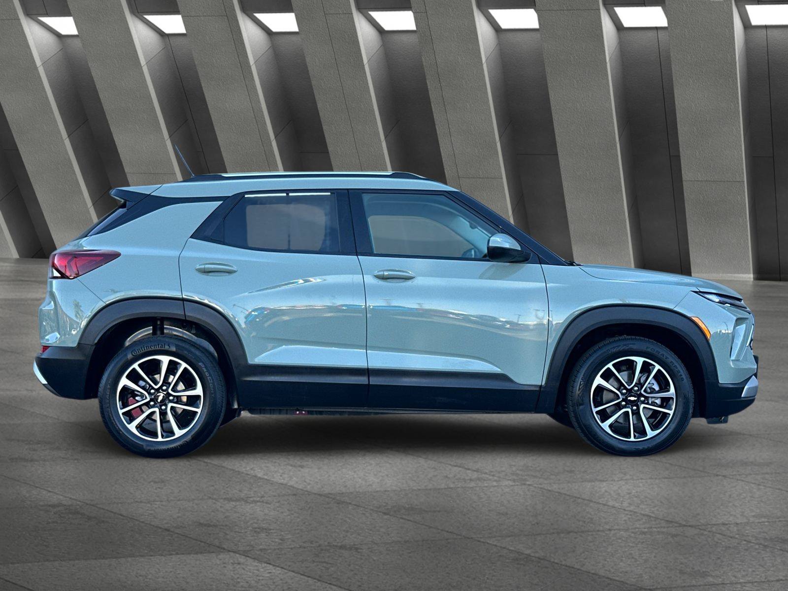 Used 2025 Chevrolet TrailBlazer LT FWD image 3