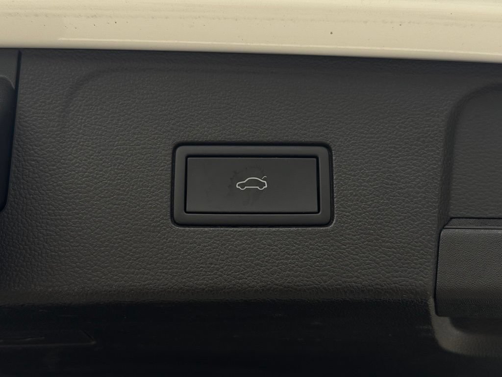 Used 2025 Volkswagen Atlas SE AWD/4WD image 17