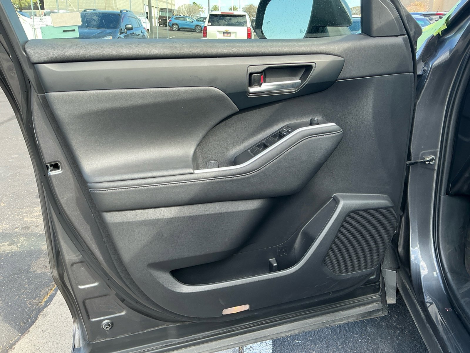 Used 2023 Toyota Highlander XLE image 9