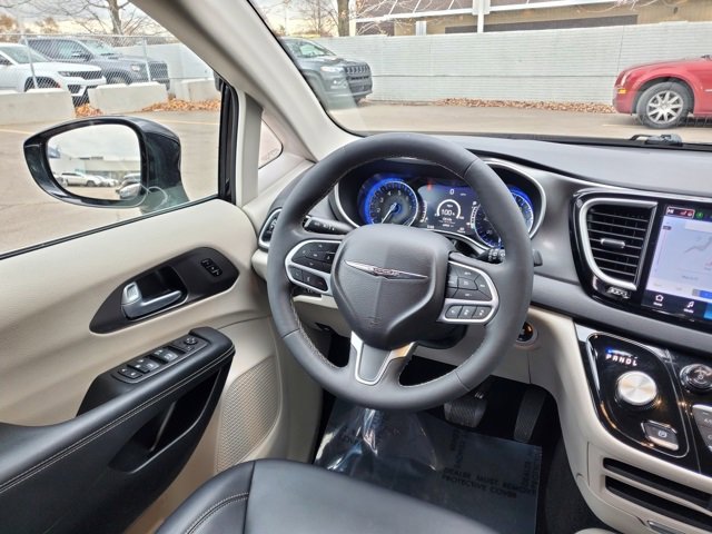 Certified 2024 Chrysler Pacifica Touring-L image 7