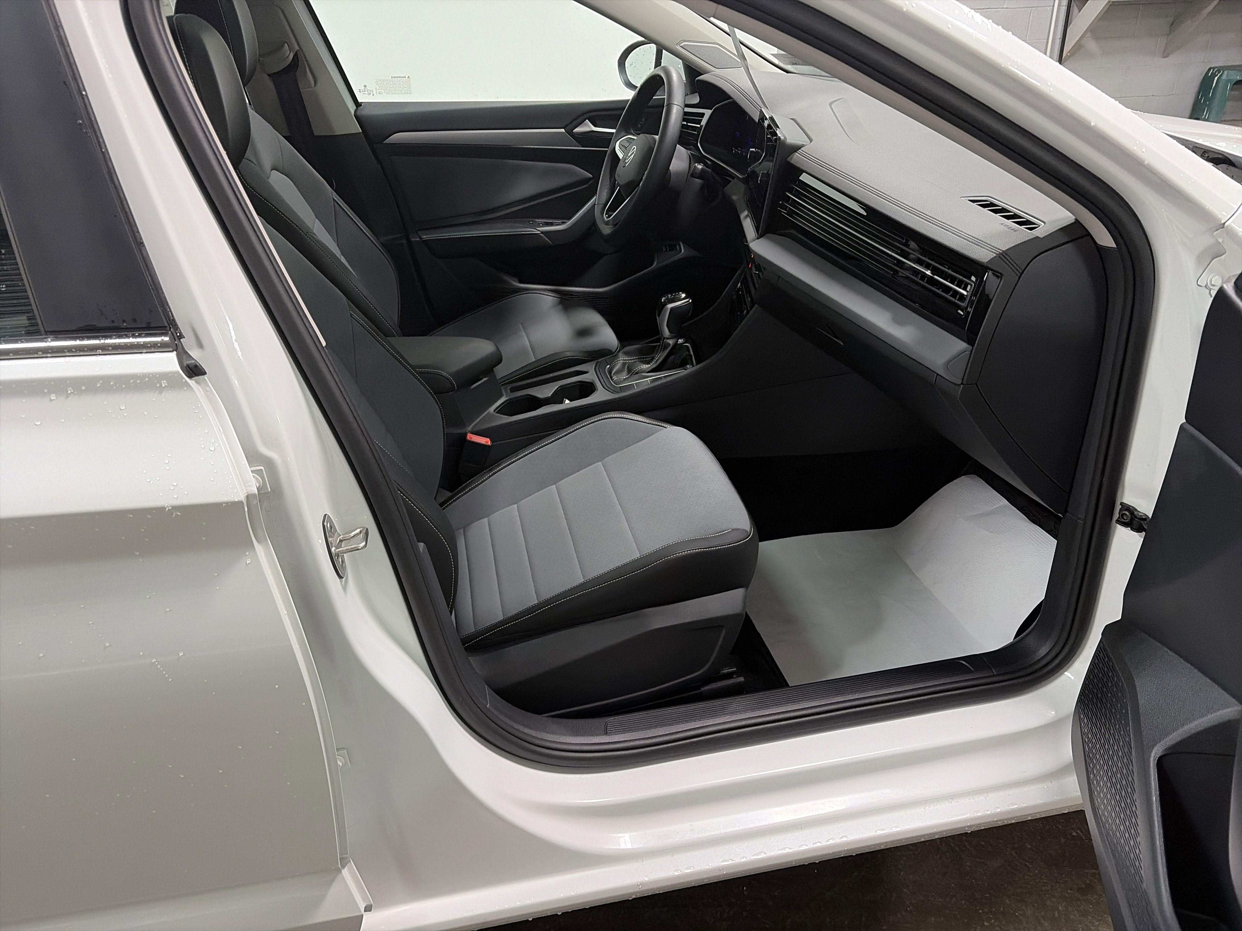 Certified 2025 Volkswagen Jetta SE image 30