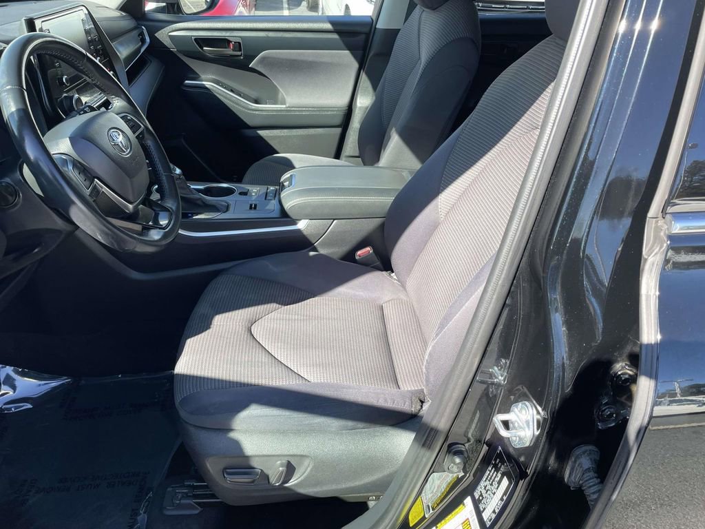 Used 2021 Toyota Highlander LE image 27