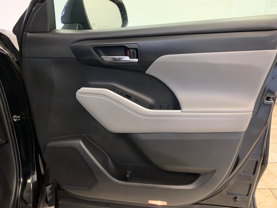 Used 2021 Toyota Highlander XLE AWD/4WD image 58