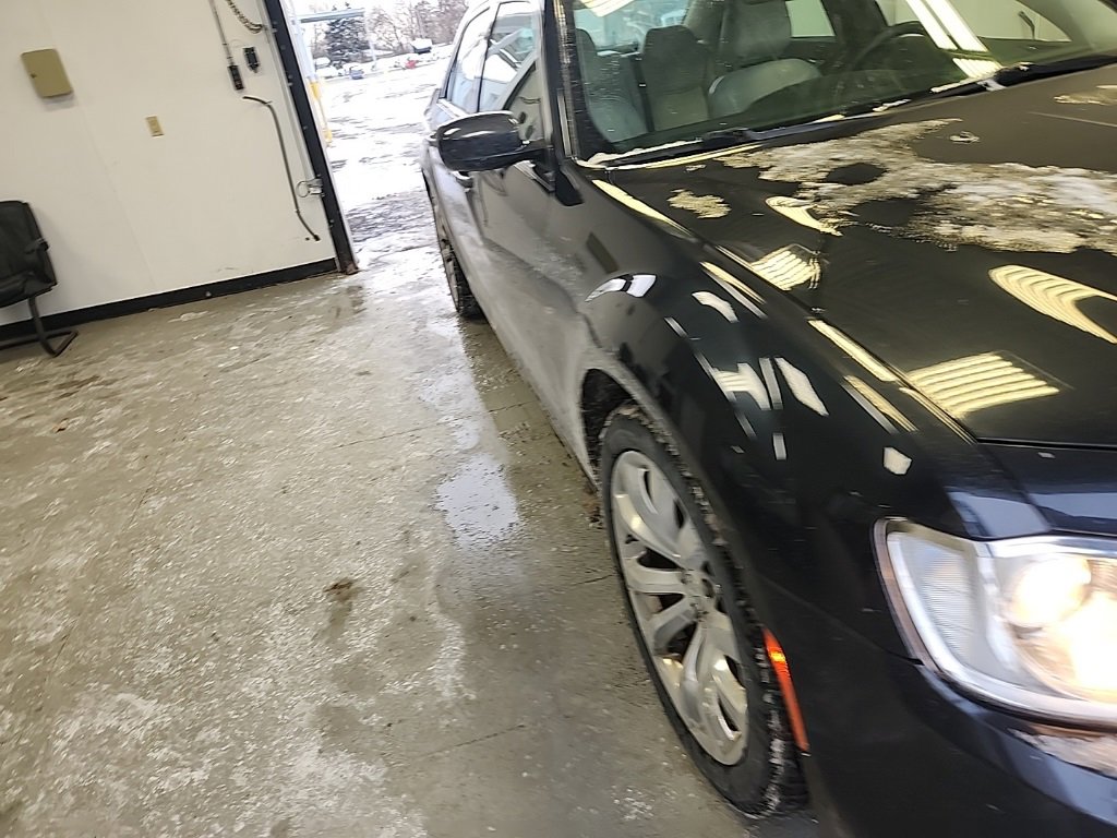 Used 2018 Chrysler 300 Touring L image 2