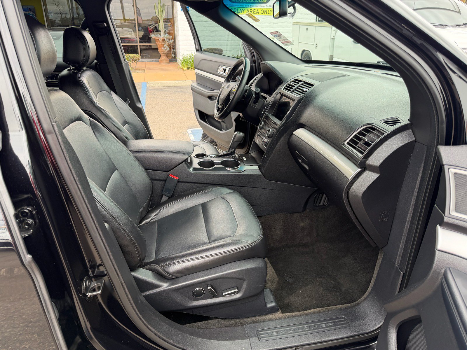 Used 2017 Ford Explorer XLT w/ Equipment Group 202A FWD image 18