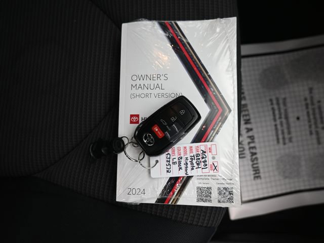 Used 2024 Toyota Highlander LE image 12