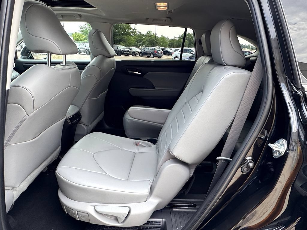Used 2023 Toyota Highlander XLE AWD/4WD image 30