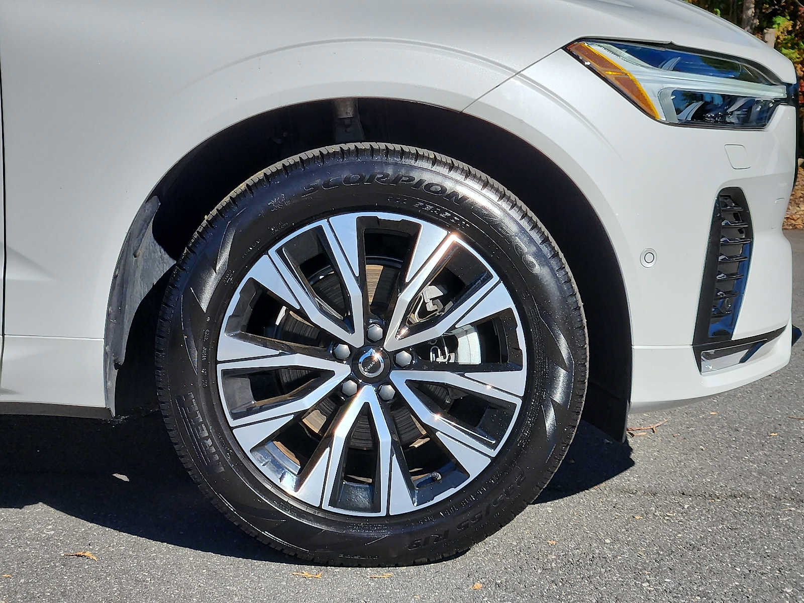 Certified 2024 Volvo XC60 B5 Plus w/ Climate Package AWD/4WD image 8