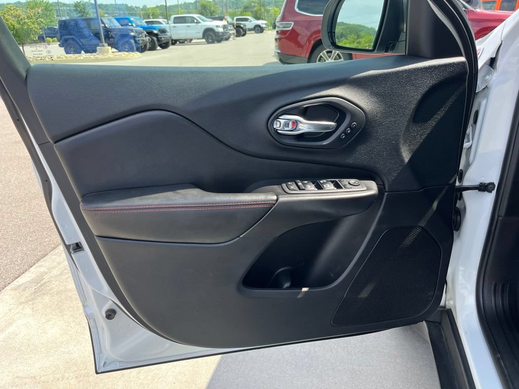 Used 2019 Jeep Cherokee Trailhawk AWD/4WD image 6