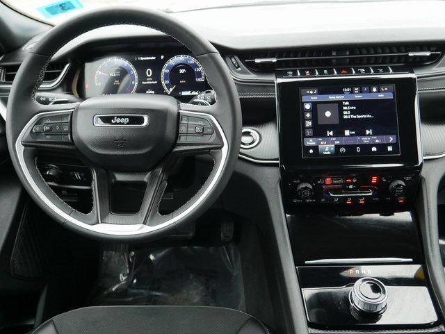 Used 2025 Jeep Grand Cherokee Altitude image 16